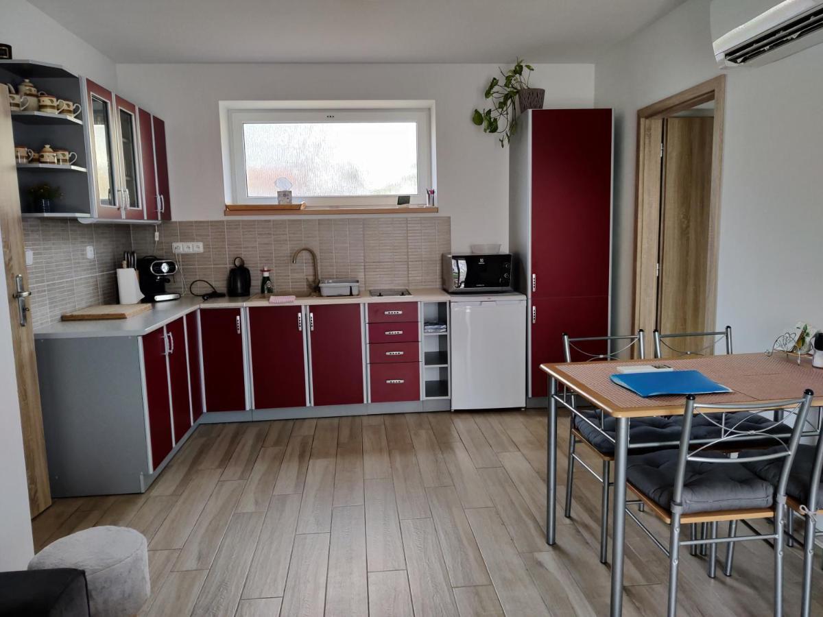 Apartman Pod Lipou - Samostatny Objekt Jaromer Bagian luar foto
