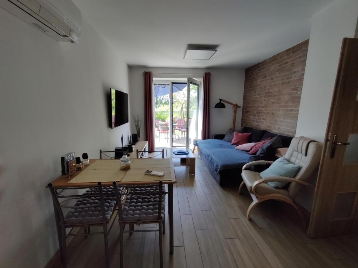 Apartman Pod Lipou - Samostatny Objekt Jaromer Bagian luar foto