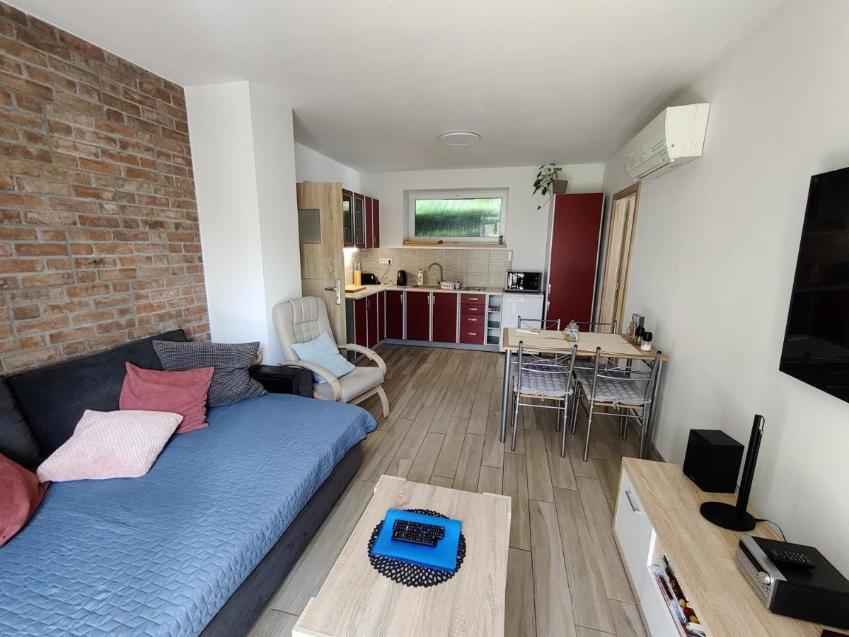 Apartman Pod Lipou - Samostatny Objekt Jaromer Bagian luar foto